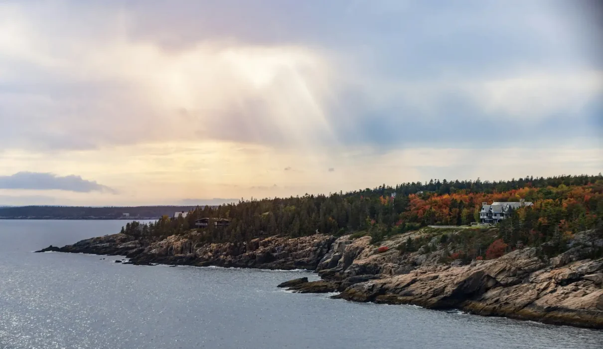 Maine , known for its stunning coastline and dense forests, offers an impressive variety of national parks and nature reserves. These parks present a mix of rugged coastal landscapes,