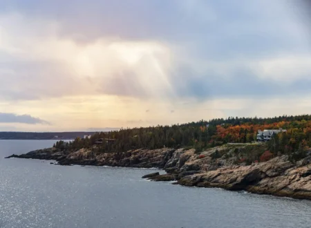 Maine , known for its stunning coastline and dense forests, offers an impressive variety of national parks and nature reserves. These parks present a mix of rugged coastal landscapes,