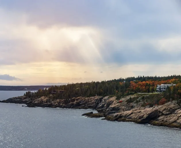 Maine , known for its stunning coastline and dense forests, offers an impressive variety of national parks and nature reserves. These parks present a mix of rugged coastal landscapes,